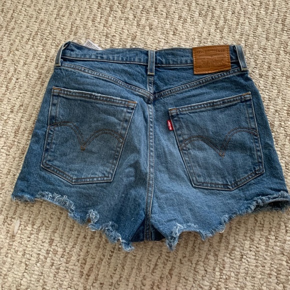 Levi’s Ribcage Shorts - Picture 2 of 4